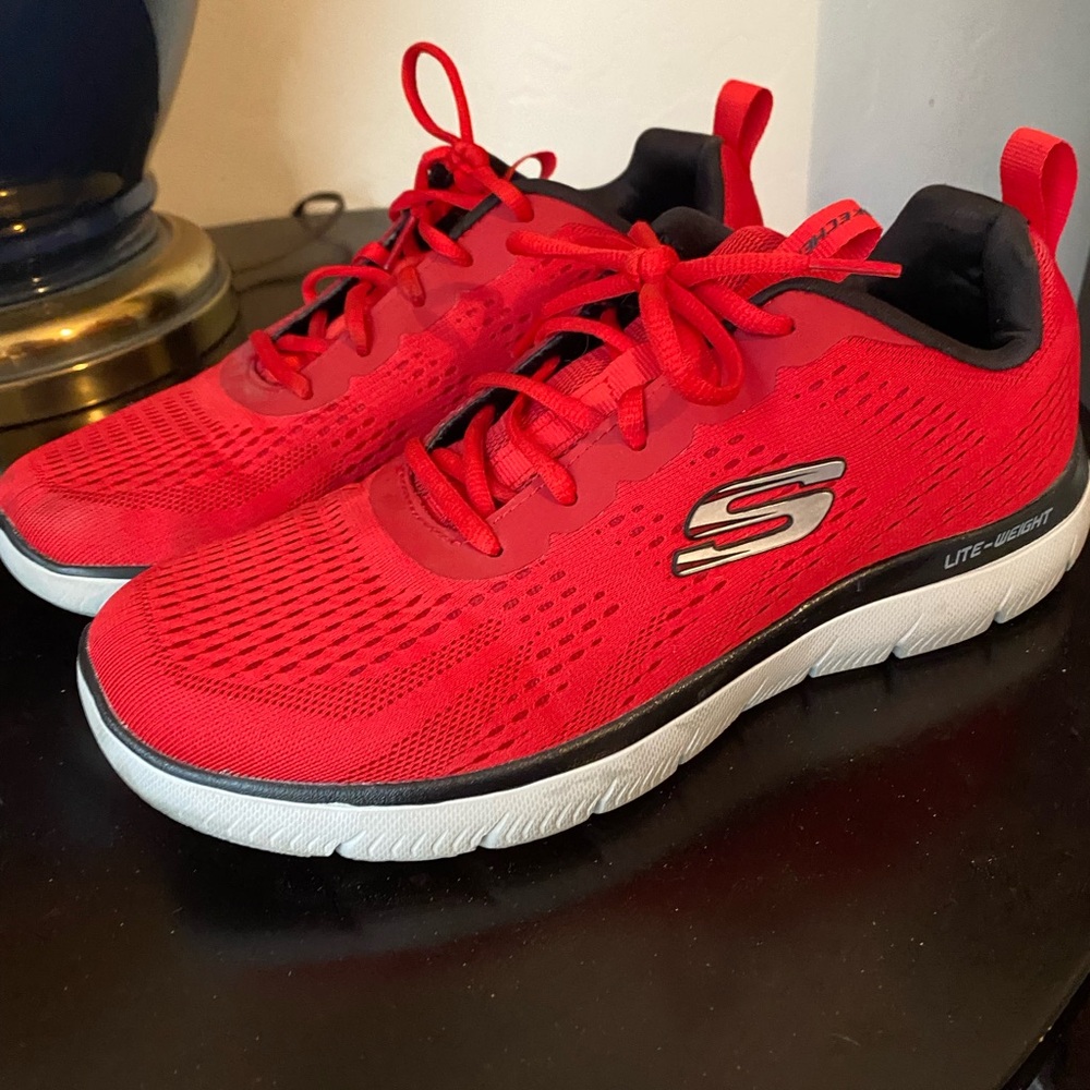 Men’s size 8 red Skechers